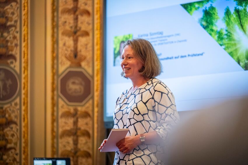 Frau referiert vor Gruppe